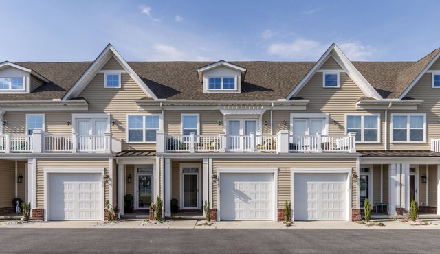 Farros Alley - Townhouse in the amenity filled Villages of Five Points!