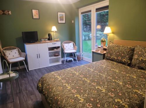 Farsley guest room seperate entrance with double bedroom and private shower room