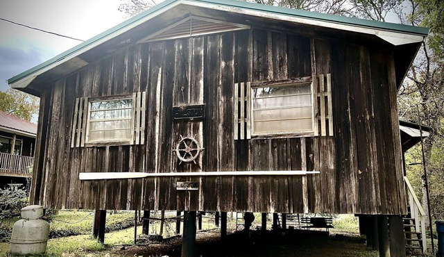 Fascinating Off-Grid River House for an Authentic Escape into Nature on the Alabama River