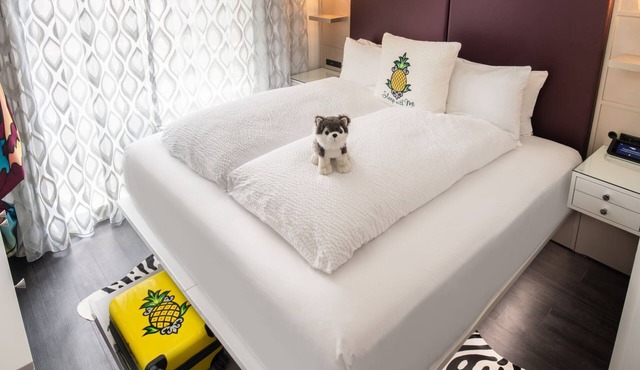 Fashionista King Space, Artsy Boutique Hotel: Relaxing Stays, Near Broadway