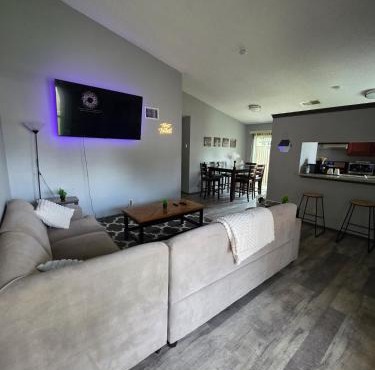 Fast Speed Wi-Fi l Modern Retreat, Free Coffee Bar!
