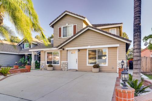 Fast WiFi and Free Parking Cozy Fontana Apartment