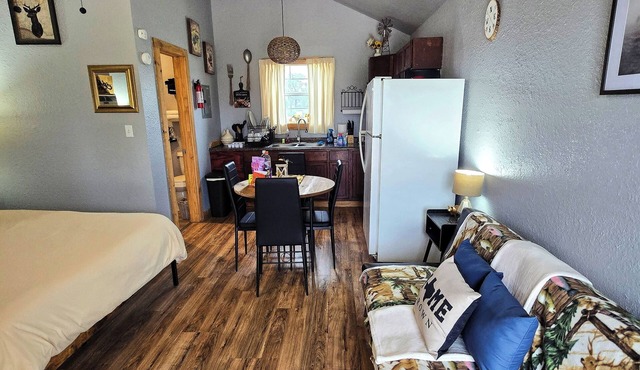 Fast WiFi, Cozy Desert Cabin In Stinnett TX, Quiet & Relaxing, Laundry Room
