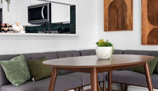 Fast Wifi Desks SoCo DT Zilker -Pet