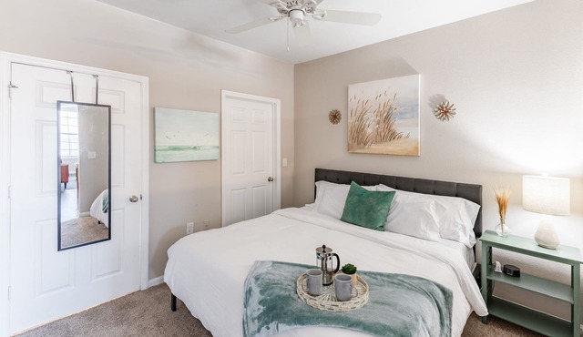 Fast WiFi, King Bed, Gym w/Free Parking