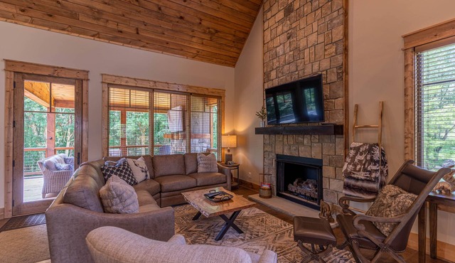 Fawn Ridge at Eagles Nest - New home with hot tub!