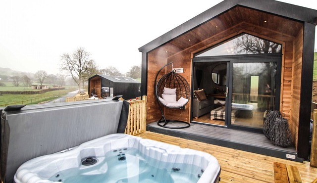 Fawns Rest - a cabin that sleeps 4, 1 bedroom, sofabed, hot tub