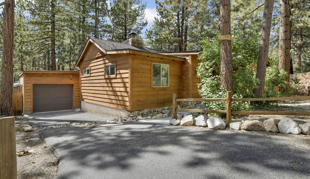Fawnskin Cottage- Adorable Relaxing Retreat Cabin
