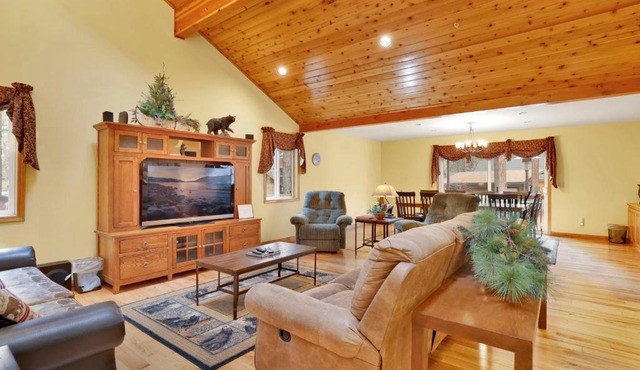 Fawnskin Log Cabin- Luxurious Group Log Cabin Estate- Hot Tub- Walk to Lake