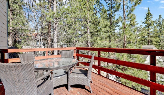 Fawnskin Pines Relaxing Mountain Cottage