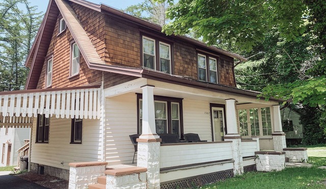 Faxon Family Craftsman 3-bedroom house in Williamsport with AC, WiFi