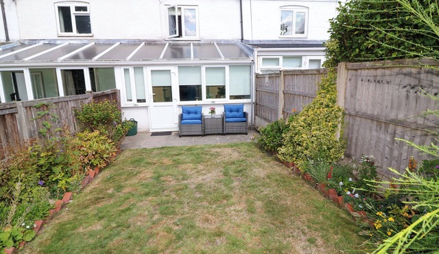 FAYE COTTAGE, pet friendly, character holiday cottage in Edwinstowe