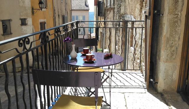 Fayence center in a pedestrian street. Air-conditioned studio with wifi.