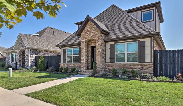 Fayetteville House: Pool Access & Gas Grill!