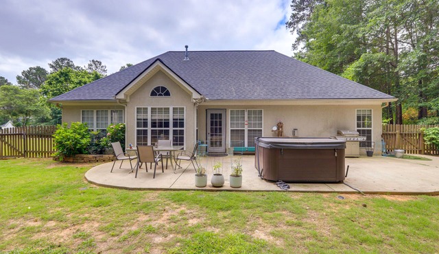 Fayetteville Retreat w/Hot Tub & Fenced Yard