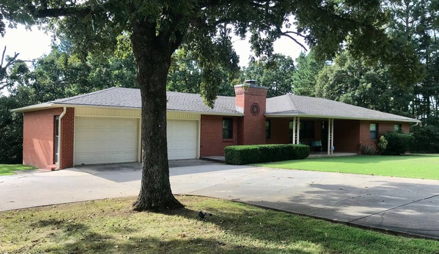Fayetteville Retreat - peaceful/private setting - game room - easy access to NWA