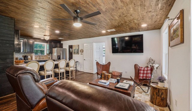 Fayetteville & Round Top, serene country cottage!