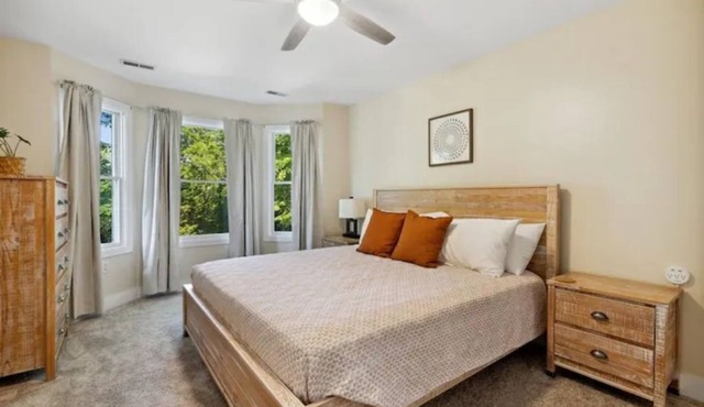 Featherbone Farmhouse- Comfy Gem 1 Block to Town. Perfect for families & groups!