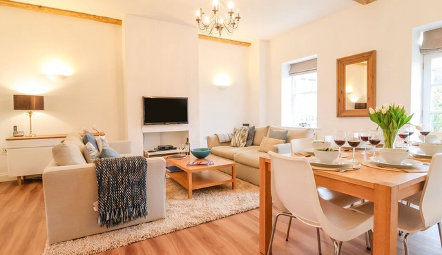 FEATHERS, BLYTHBURGH, pet friendly, with pool in Reydon