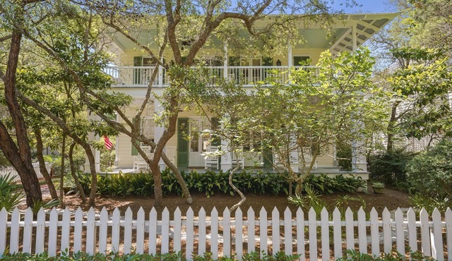 Featured in Coastal Cottage Magazine! Seaside Ave. Location + 2 Adult Bikes!