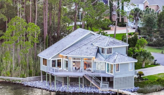 Featured on HGTV's "My Lottery Dream Home".15 minute boat ride to Crab Island.