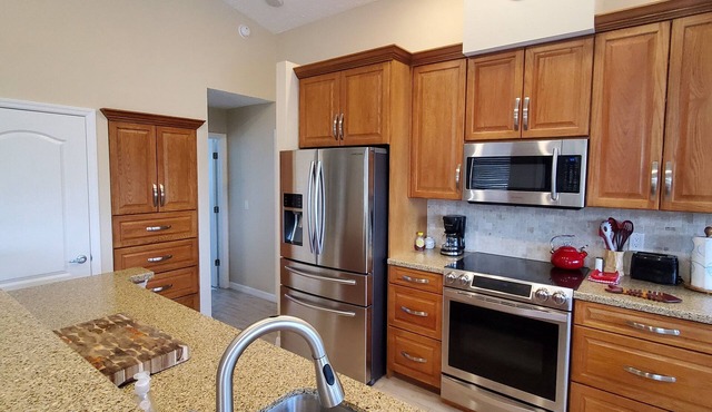 FEBRUARY DEAL! Cheap, Nicest home on the water. Weeki Wachee River, 80 boat rent