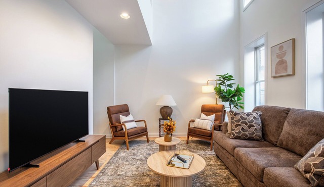 Federal Hill Baltimore Charm is 10 mins from the Ravens stadium!