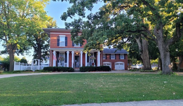 Federalist style home close to down town minutes from the Field of Dreams!