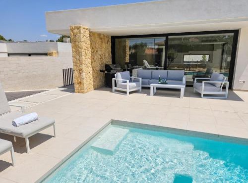 Fee4me Exclusive Villa with Pool and Parking