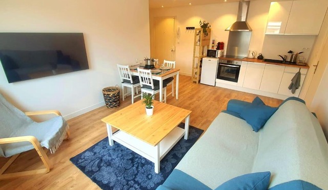 FEEL AT HOME - 1 min from train station modern renovated flat