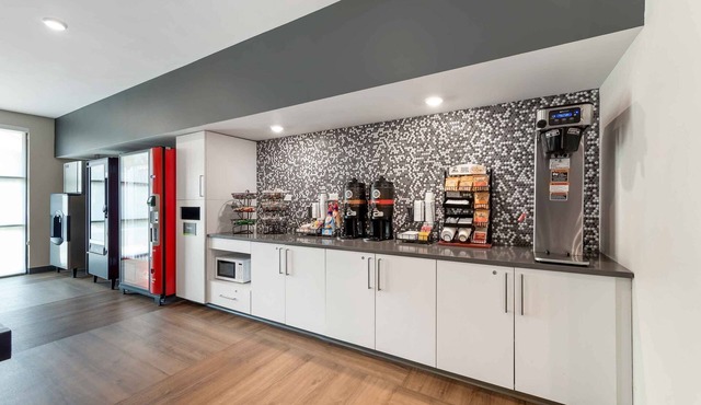 Feel at Home: 4 Suites with 2 Beds, Kitchens & Grab-and-Go Breakfast Offered