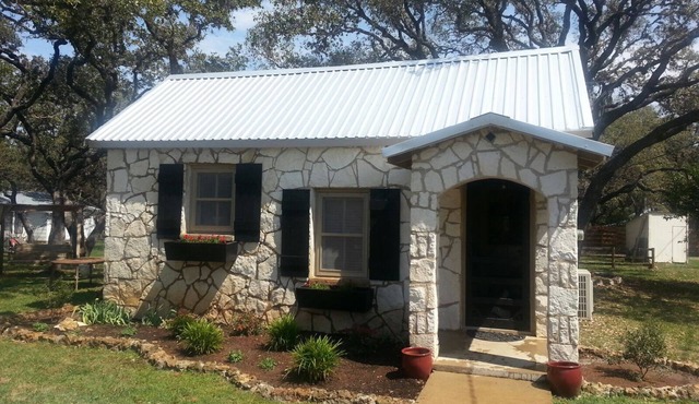 Feel At Home In A Cozy Yet Modern Cottage Located Off The Texas Hwy 90 Winetrail