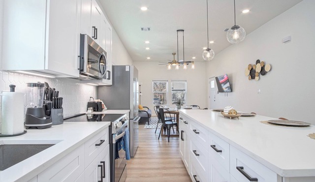 Feel, Chill and Enjoy 4br/3ba Near Fun Riverwalk!