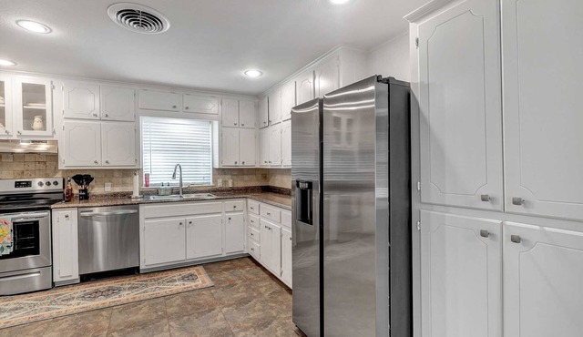 Feel Good, Spacious Home - Centrally located!
