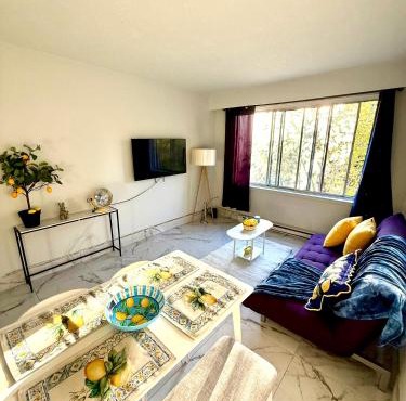 Feel like Positano 1 Bedroom apartment near Bell Center in heart Montreal downtown