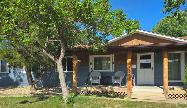 Feel Right at Home in this Charming 3-bedroom house with WiFi, AC, Full Kitchen