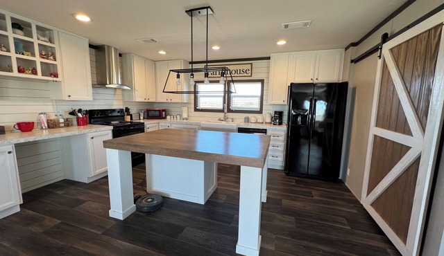 Feel right at home in our Farmhouse located in Godley, TX w/horse enclosure