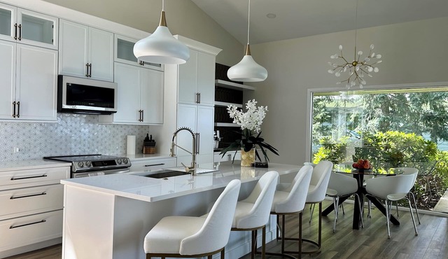 Feel the Lake breeze! 4b-4ba beachfront house. Private beach access. Sleeps 13