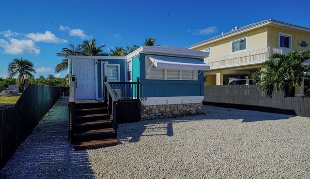 Feel the Ocean breeze! 3-bedroom mobile home with AC in Key Largo