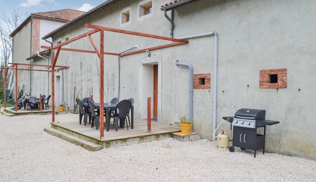 Feel welcome in this charming accommodation in the heart of Occitania.