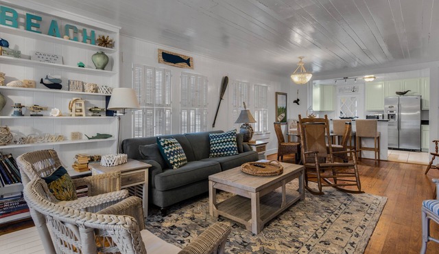 Feeling Beachy Cottage, Sleeps 6, Steps away from the beach!