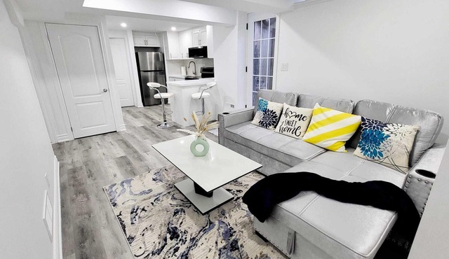 Feels like Home 15 Minutes From Toronto Pearson Airport. Cozy Apartment To Luv