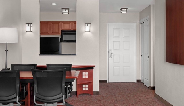 Feels Like Home! With Full Kitchen, Complimentary Airport Shuttle!