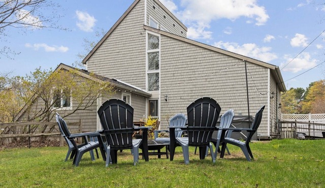 Feet from Lake & Downtown, Pond View, Hot Tub, Pets, Firepit, Sleeps 16, 6BR