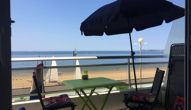 Feet in the sand, facing the sea in La BauleBeautiful and comfortable apartment.