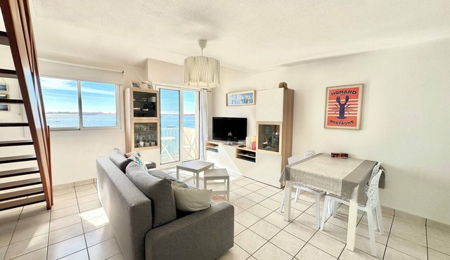 Feet in the water, breathtaking 180° sea view!