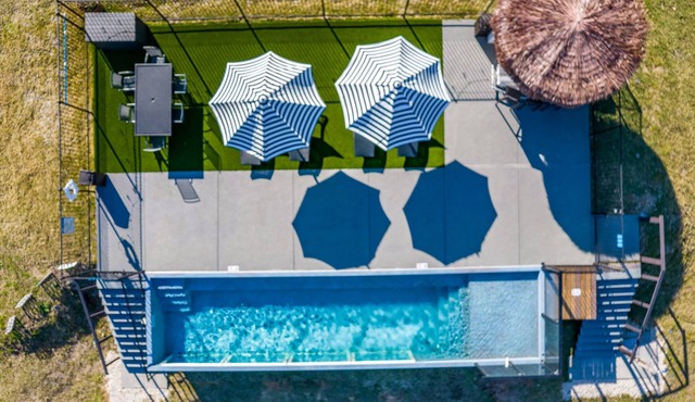 Felices los 4 close to Lake Conroe! Heated Pool, Stocked Ponds, Cute Pygmy Goats
