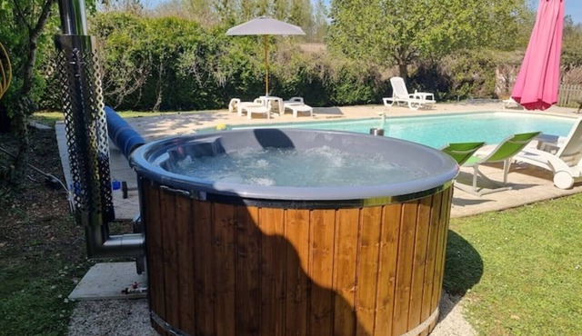 'Felicia' 2 Bedroom Family Gite with Shared Hot Tub & Swimming Pool