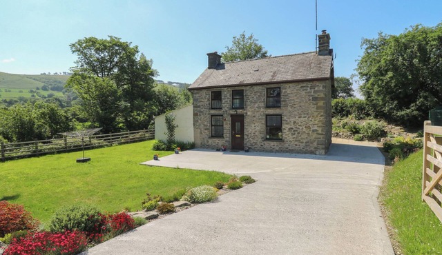 FELIN GOGOYAN, pet friendly, with hot tub in Llanddewi-Brefi