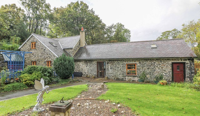 FELIN IAGO, family friendly, character holiday cottage in Llanrhystud
